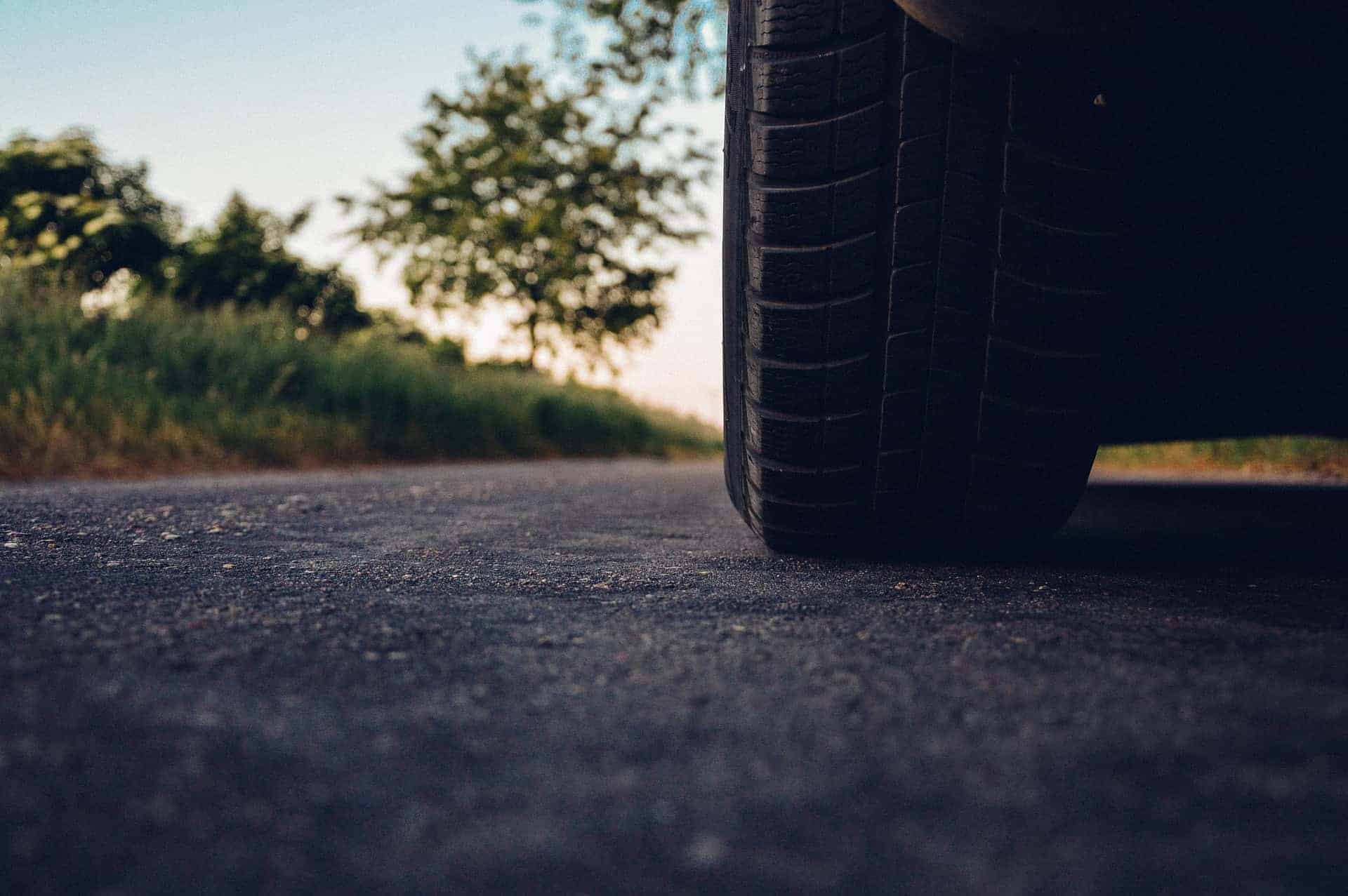 stillastående bil på asfaltsväg
